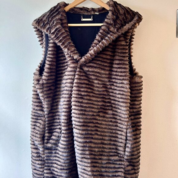 Faux Fur Hoodie vest - Picture 1 of 5